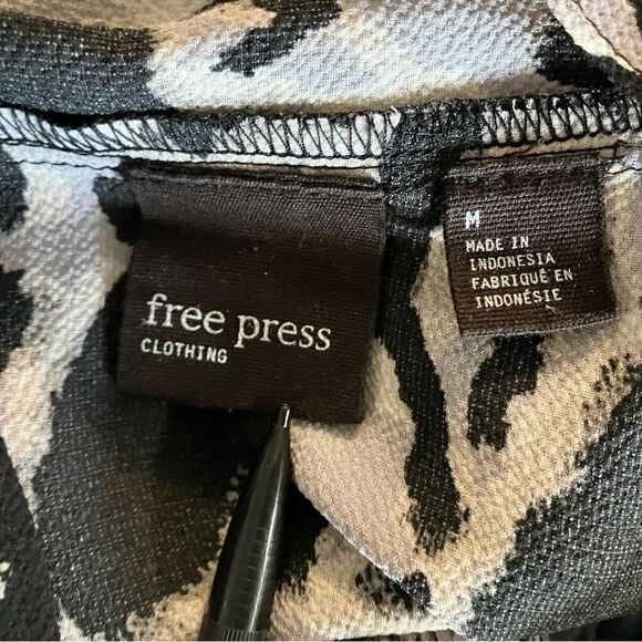 Free Press Clothing Leopard Print Crop Blouse Sz Medium - Picture 7 of 7